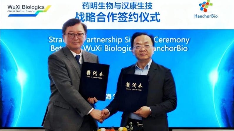 Dr. Chris Chen (right), CEO of WuXi Biologics, and Dr. Scott Liu (left), Founder, Chairman, and CEO of HanchorBio, signed the partnership agreement.