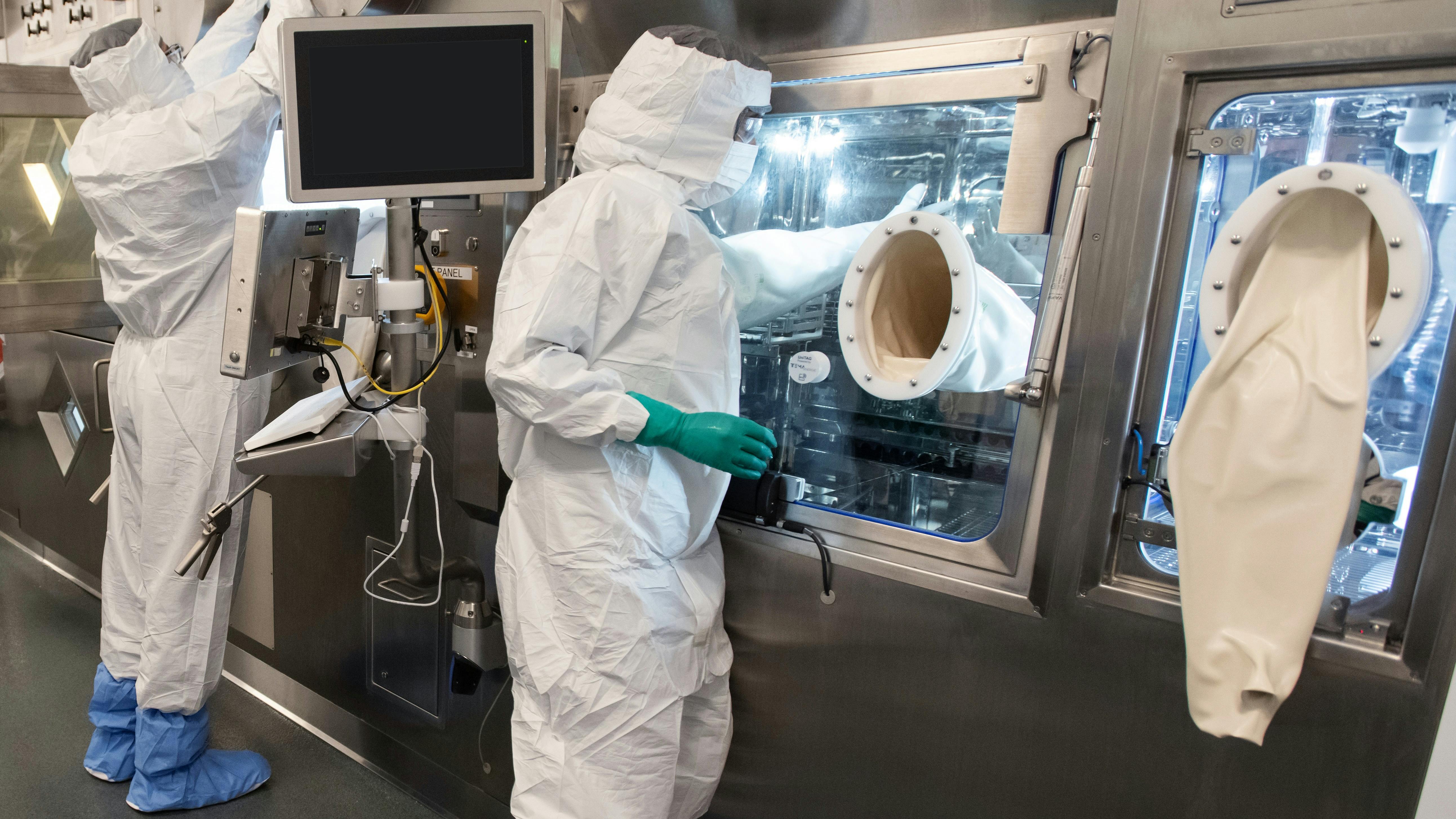 Highly trained specialists on the production line of our radioligand therapy (RLT) manufacturing facility