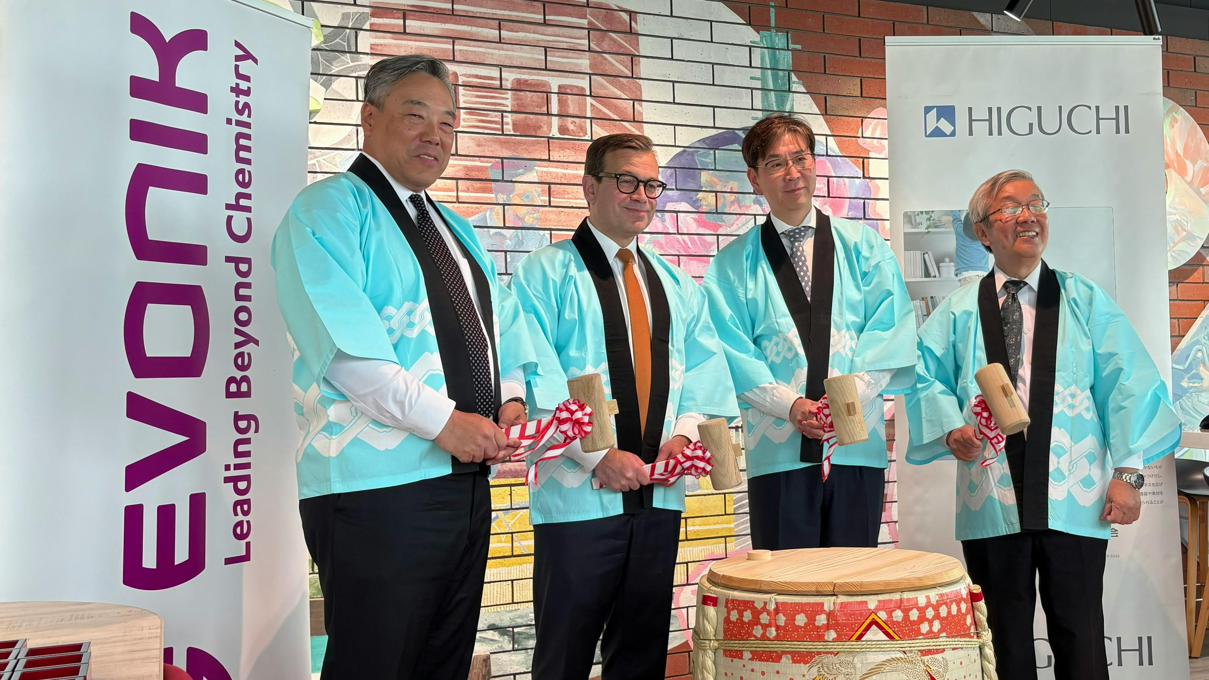 From left to right: Goro Naito (President of Evonik Japan), Guido Skudlarek (Senior Vice President & General Manager Evonik Health Care), Wataru Ohama (President & CEO of Higuchi Inc.), Hirofumi Takeuchi (Professor at Gifu Pharmaceutical University)