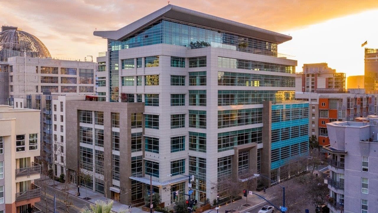 Exterior shot of Excellos manufacturing facility in downtown Sand Diego at dusk