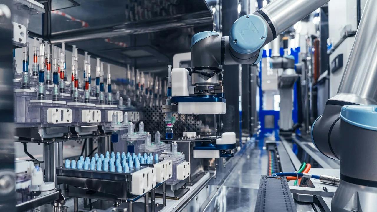 Automation system with robot arm in pharma operation